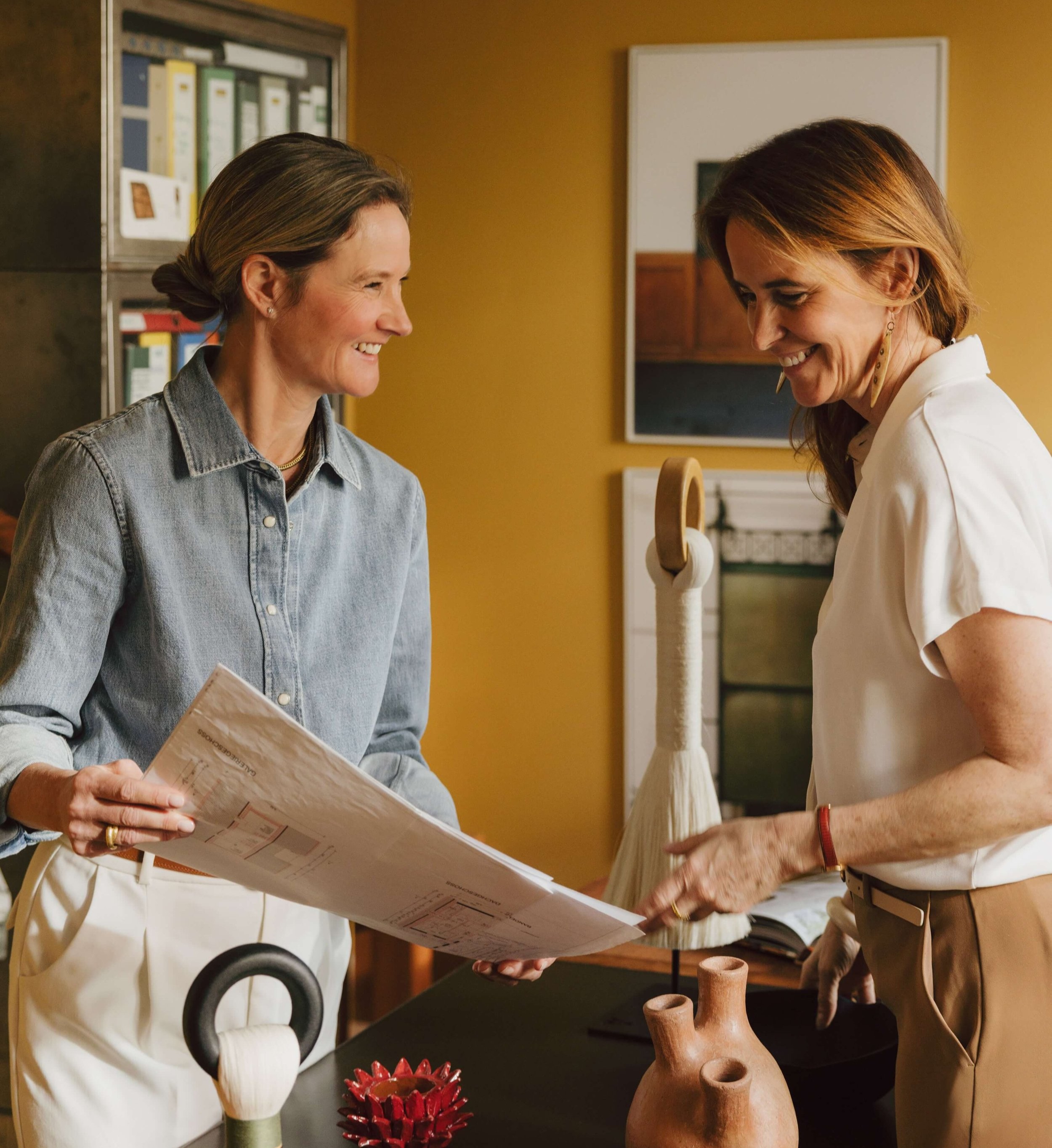 Marielle und Steffi gestalten gemeinsam